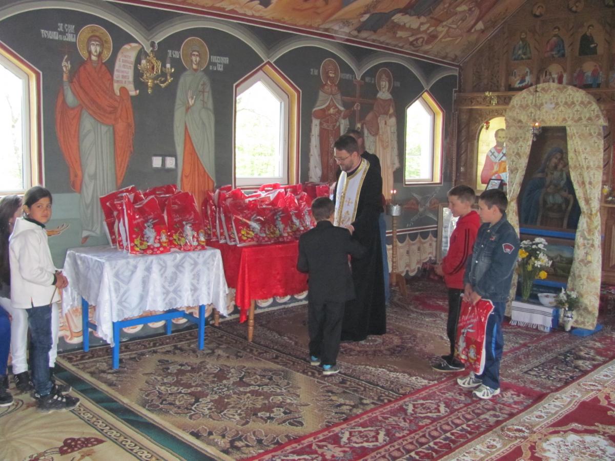 Cadouri pentru copii din partea tânărului Ioniță Alexandru, din Arad, fiul ctitorului bisericii noastre Ioniță Adam Maricel. A doua Înviere.