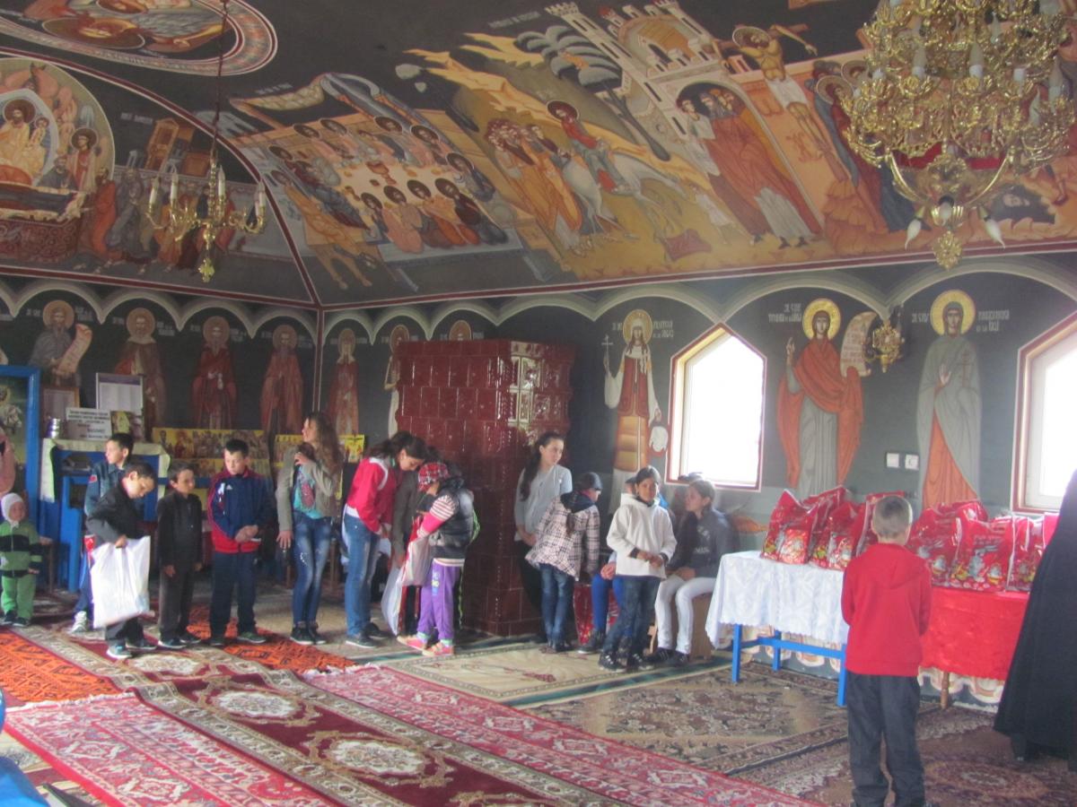Cadouri pentru copii din partea tânărului Ioniță Alexandru, din Arad, fiul ctitorului bisericii noastre Ioniță Adam Maricel. A doua Înviere.