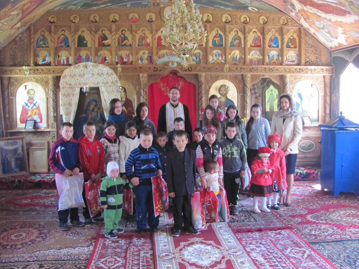 Cadouri pentru copii din partea tânărului Ioniță Alexandru, din Arad, fiul ctitorului bisericii noastre Ioniță Adam Maricel. A doua Înviere.