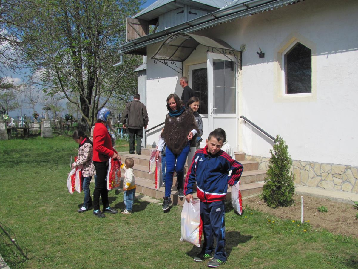 Cadouri pentru copii din partea tânărului Ioniță Alexandru, din Arad, fiul ctitorului bisericii noastre Ioniță Adam Maricel. A doua Înviere.